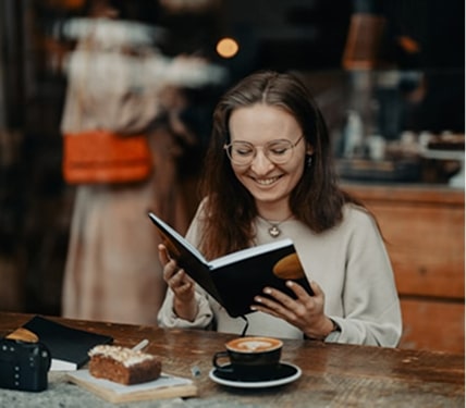 Woman reading at a cafe